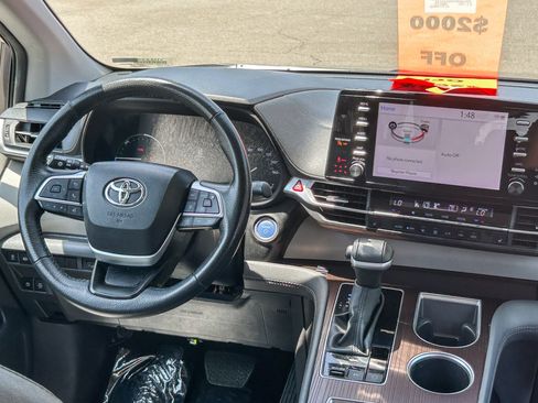 Used 2024 Toyota Sienna XLE FWD image 12