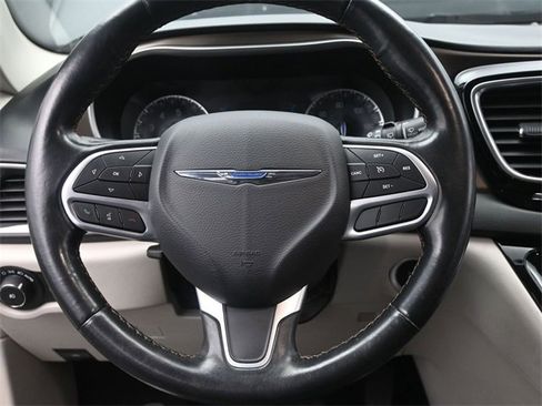 Used 2019 Chrysler Pacifica Touring-L image 28