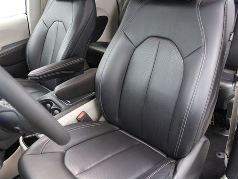 Used 2024 Chrysler Pacifica Limited FWD image 14