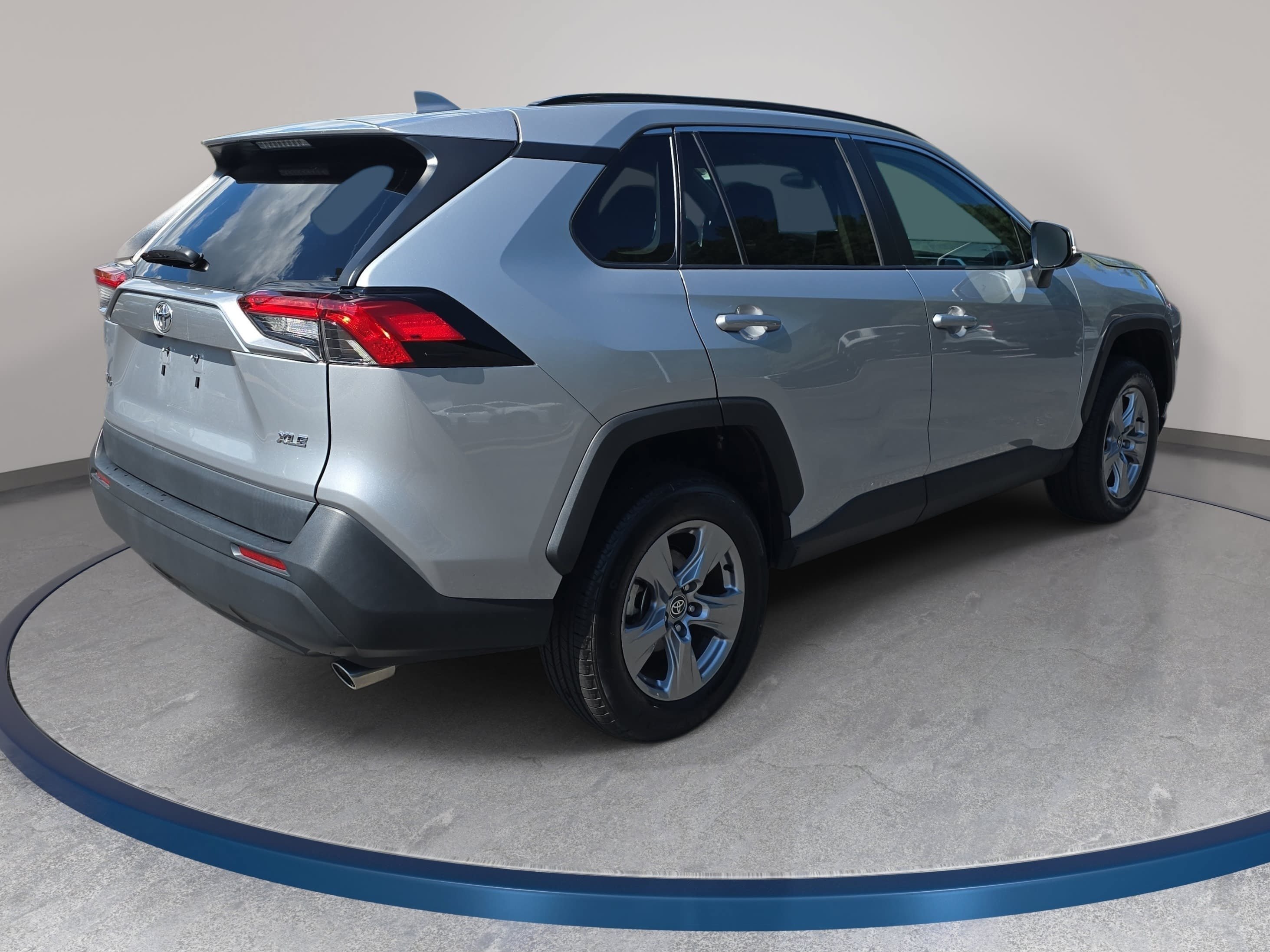 Used 2024 Toyota RAV4 XLE FWD image 5