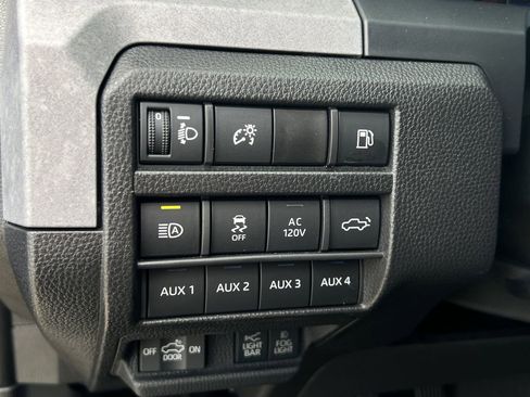 Used 2025 Toyota Tacoma Trailhunter image 19