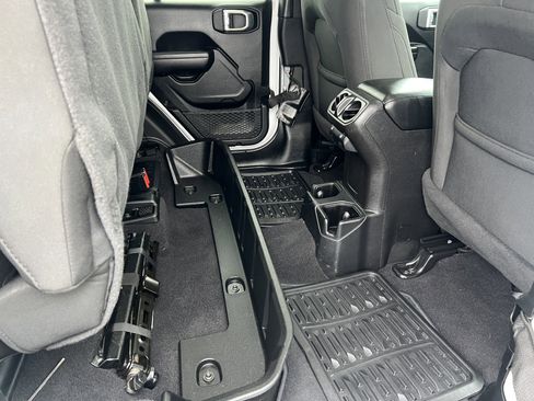 Used 2021 Jeep Gladiator Sport image 18