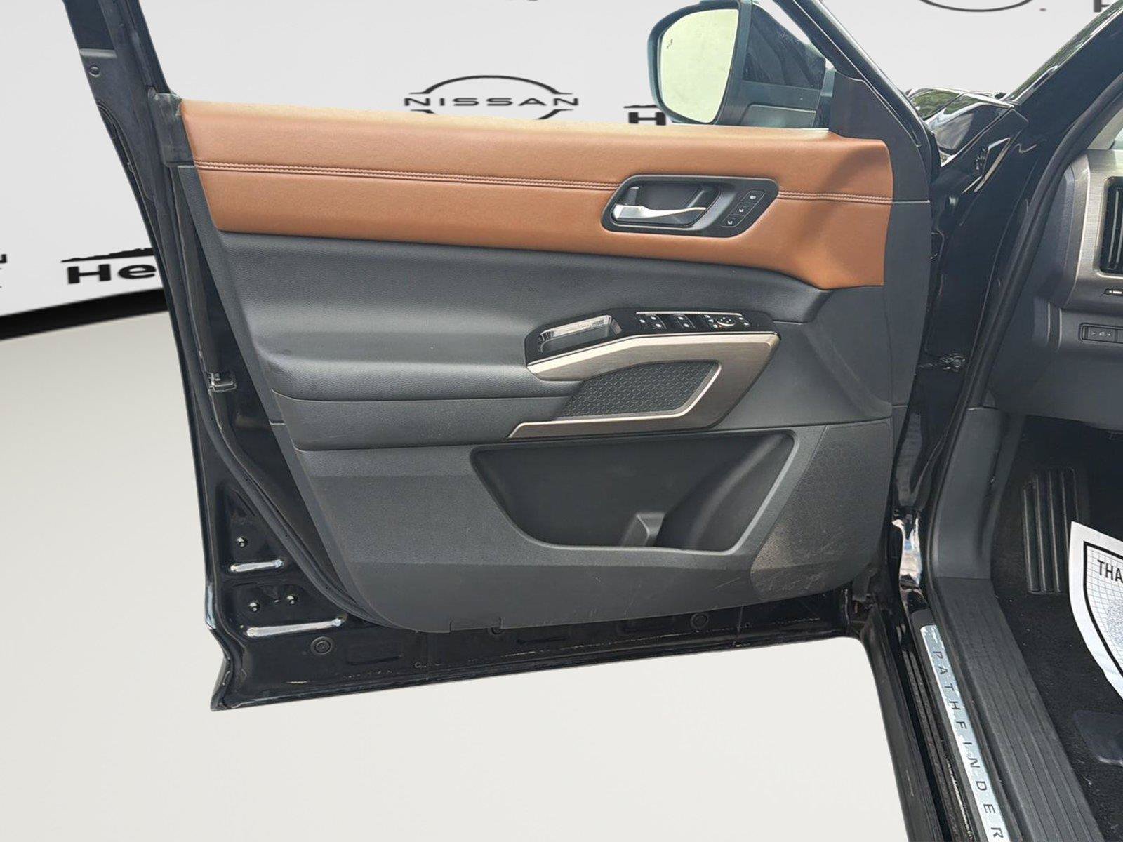 Used 2024 Nissan Pathfinder Platinum AWD/4WD image 7