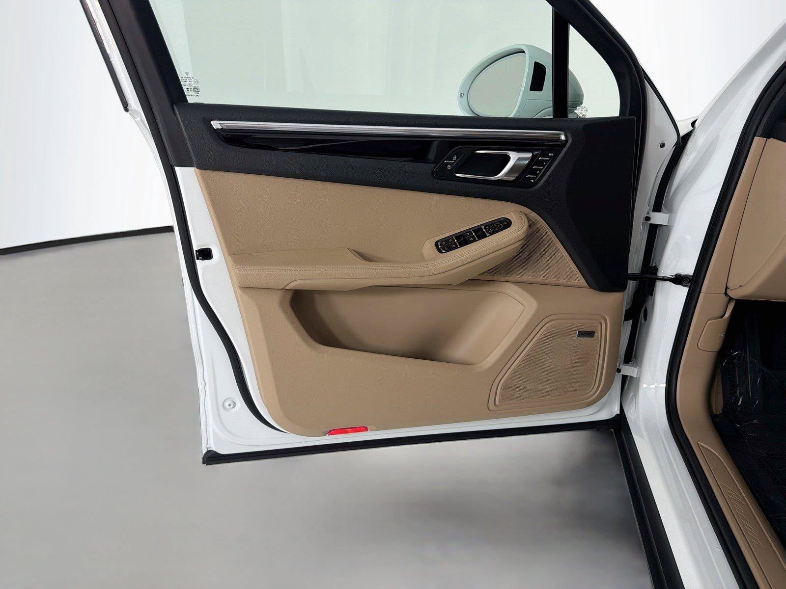 Certified 2026 Porsche Macan AWD/4WD image 7