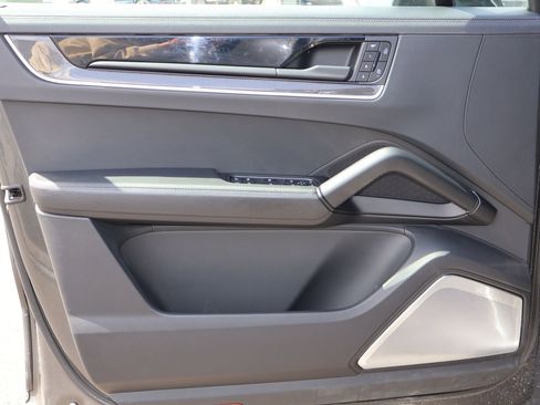 Certified 2025 Porsche Cayenne Turbo AWD/4WD image 14