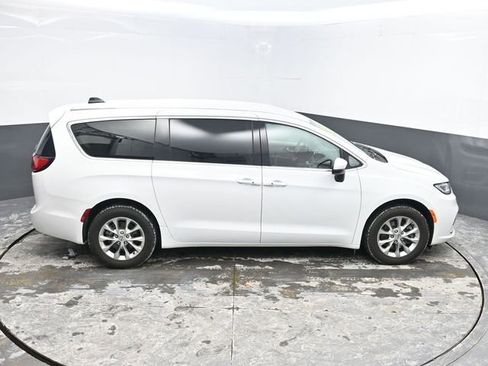 Used 2023 Chrysler Pacifica Touring-L image 32