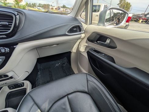 Used 2019 Chrysler Pacifica Limited image 17