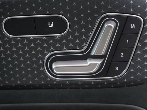 Used 2025 Mercedes-Benz GLB 250 4MATIC image 33
