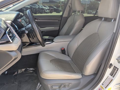 Used 2018 Toyota Camry SE w/ Moonroof Package FWD image 14