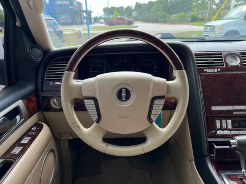 Used 2006 Lincoln Navigator Luxury RWD image 20