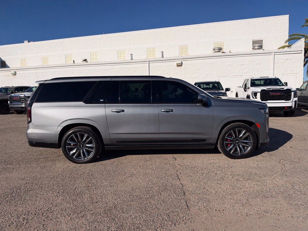 Used 2023 Cadillac Escalade ESV Sport Platinum w/ Heavy-Duty Trailer Package AWD/4WD image 4