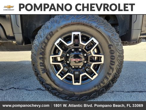 Used 2024 GMC Sierra 2500 AT4X image 9