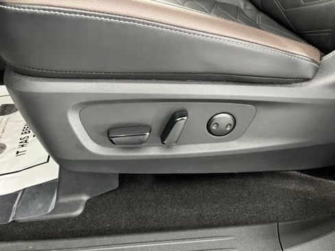 Certified 2025 Nissan Pathfinder Platinum FWD image 33