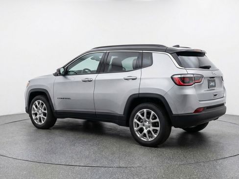 Used 2025 Jeep Compass Limited image 6