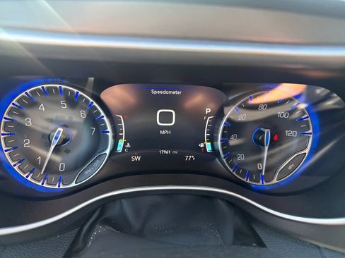 Used 2024 Chrysler Pacifica Touring-L FWD image 14