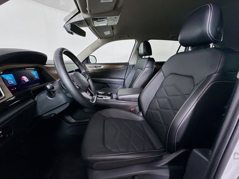 Used 2025 Volkswagen Atlas SE FWD image 13