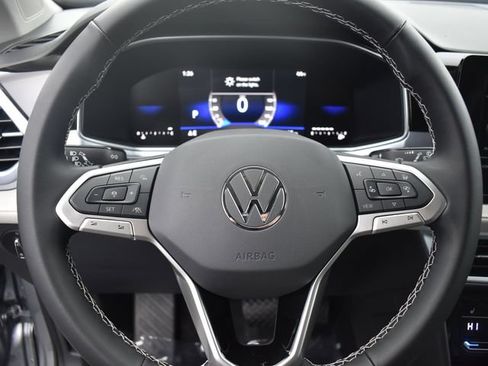 Used 2025 Volkswagen Taos SE FWD image 14