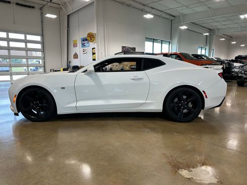 Used 2018 Chevrolet Camaro SS RWD image 3