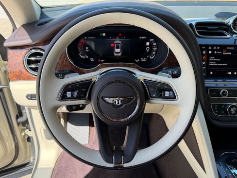 Used 2025 Bentley Bentayga image 21