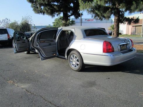 Used 2009 Lincoln Town Car Executive image 26