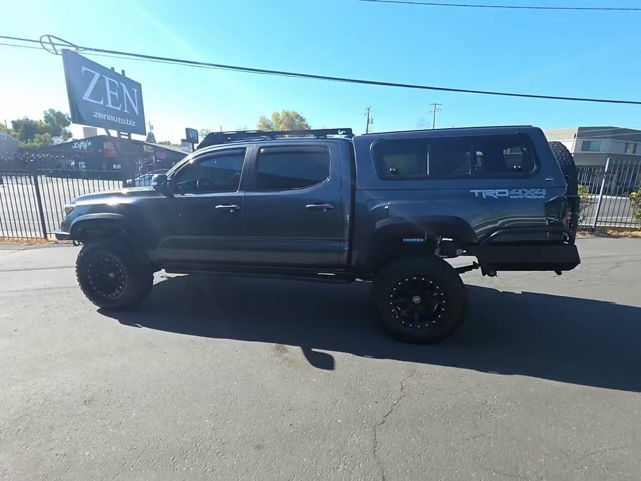 Used 2021 Toyota Tacoma TRD Off-Road w/ Technology Package AWD/4WD image 3