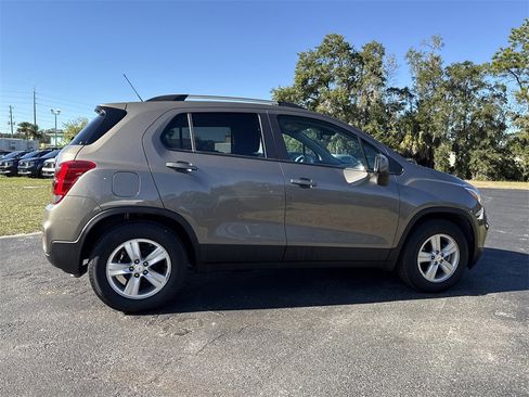 Used 2022 Chevrolet Trax LT w/ LT Convenience Package image 5