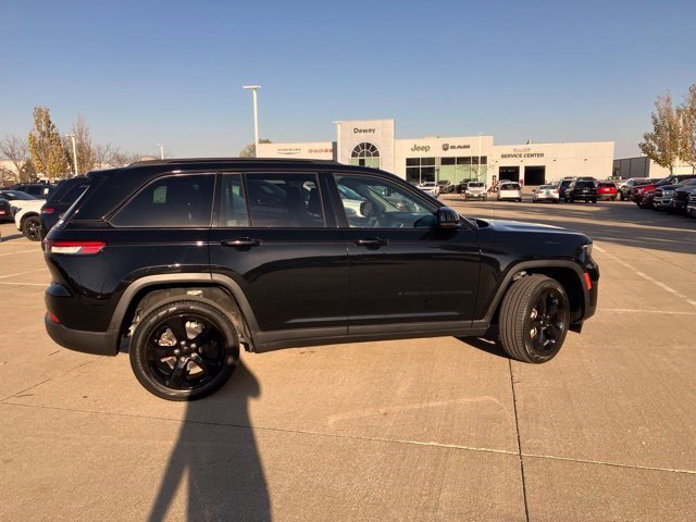 Used 2023 Jeep Grand Cherokee Limited w/ Black Appearance Package AWD/4WD image 5