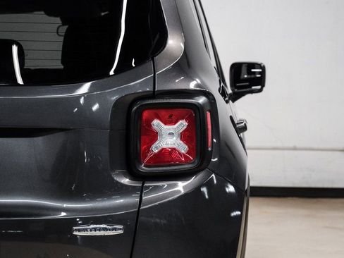 Used 2018 Jeep Renegade Latitude image 51