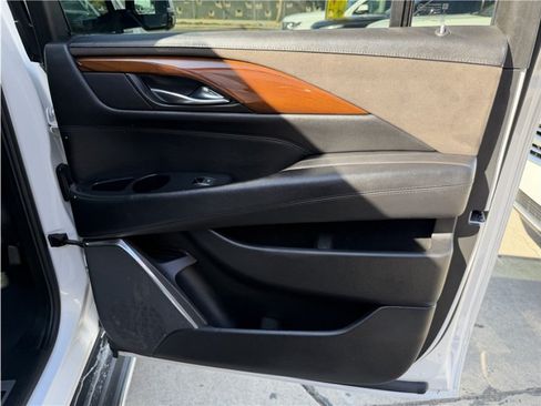 Used 2018 Cadillac Escalade ESV Luxury RWD image 28