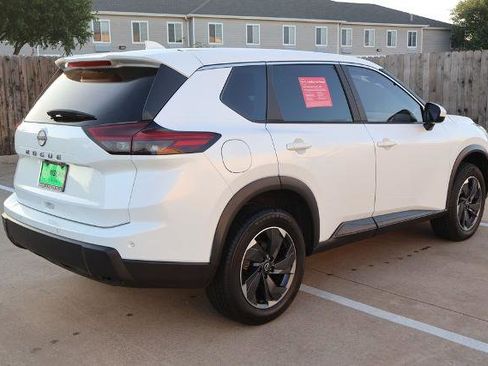 Certified 2025 Nissan Rogue SV FWD image 6