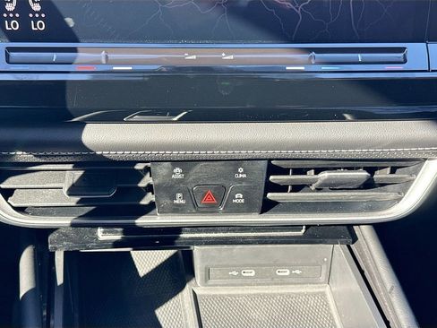 Used 2024 Volkswagen Atlas SE image 19