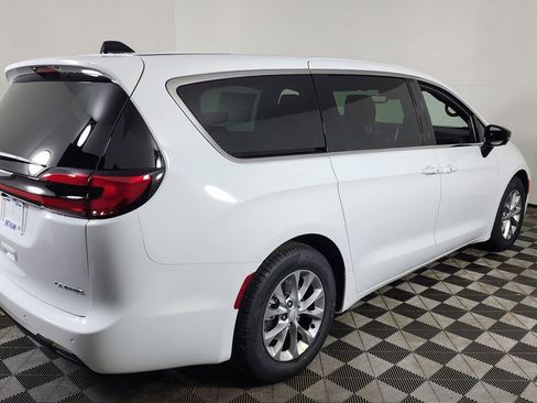 New 2026 Chrysler Pacifica Limited image 8