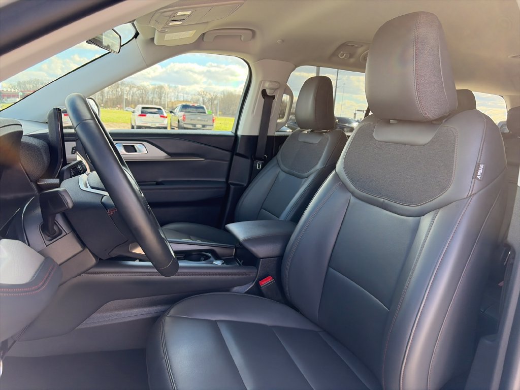 Used 2025 Ford Explorer Active w/ Active Comfort Package AWD/4WD image 16