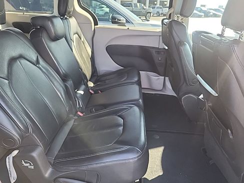 Used 2022 Chrysler Pacifica Touring-L w/ Uconnect Theater Family Group FWD image 5