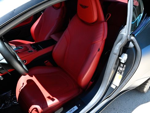 Used 2021 Aston Martin DB11 Coupe RWD image 19