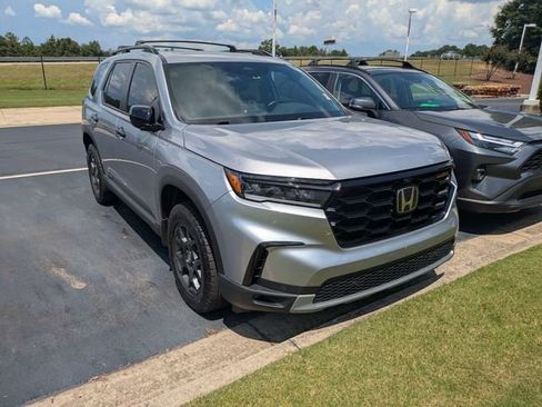 Used 2025 Honda Pilot TrailSport image 2