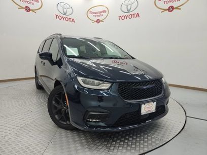 Used 2022 Chrysler Pacifica Limited w/ Uconnect Theater Family Group
