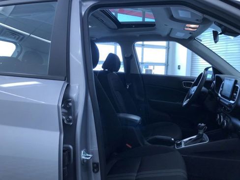 Used 2025 Hyundai Venue SEL image 23