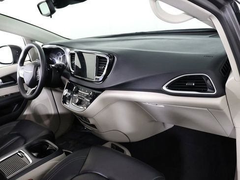 Used 2023 Chrysler Pacifica Touring-L image 26