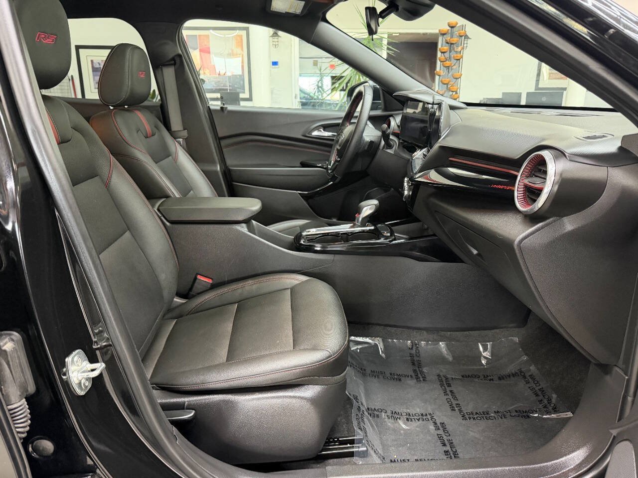 Used 2025 Chevrolet Trax RS w/ Sunroof Package FWD image 16