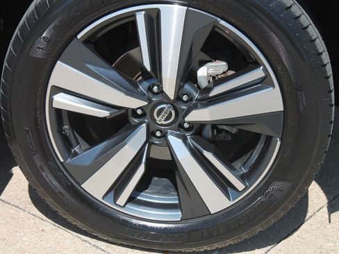Used 2021 Nissan Rogue Platinum FWD image 3