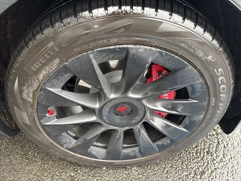 Used 2021 Tesla Model Y Long Range image 17