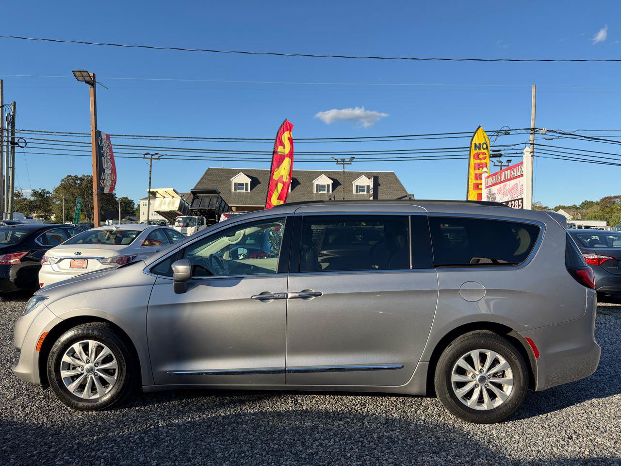 Used 2017 Chrysler Pacifica Touring-L FWD image 5