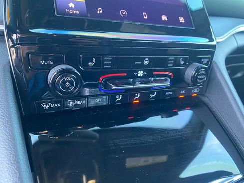 Used 2025 Jeep Grand Cherokee L Altitude AWD/4WD image 17