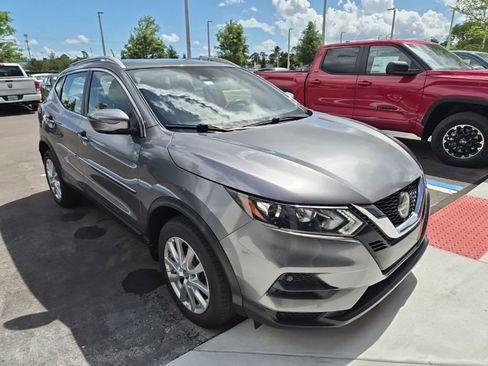 Used 2020 Nissan Rogue Sport SV image 2