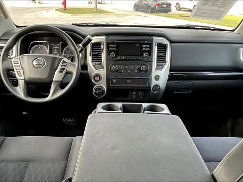 Used 2018 Nissan Titan SV image 14
