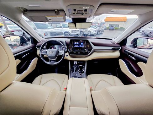 Used 2022 Toyota Highlander XLE image 16