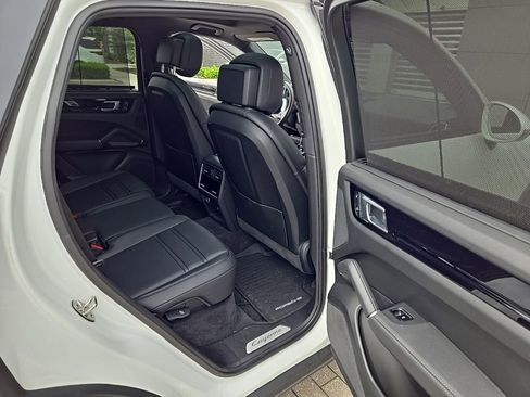 Used 2023 Porsche Cayenne Platinum Edition AWD/4WD image 19