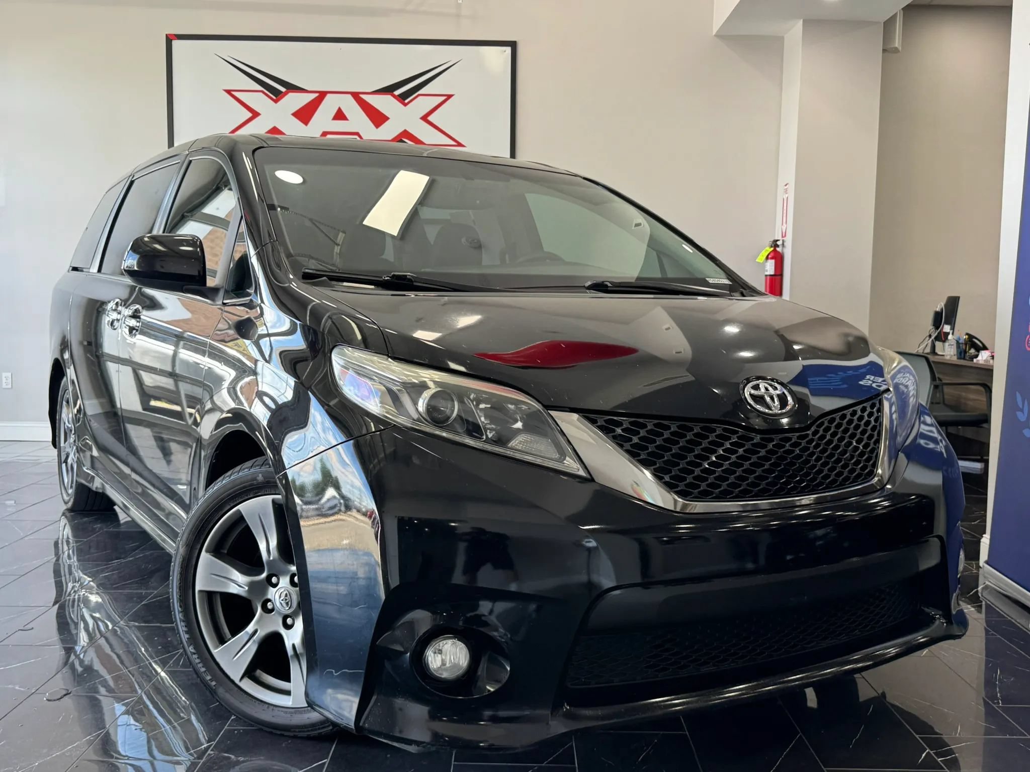 Used 2017 Toyota Sienna SE Premium FWD image 1