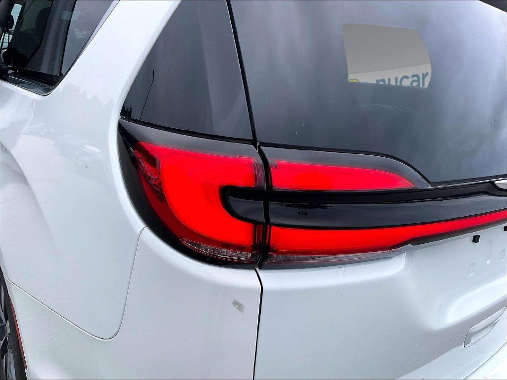 Used 2024 Chrysler Pacifica Limited FWD image 30